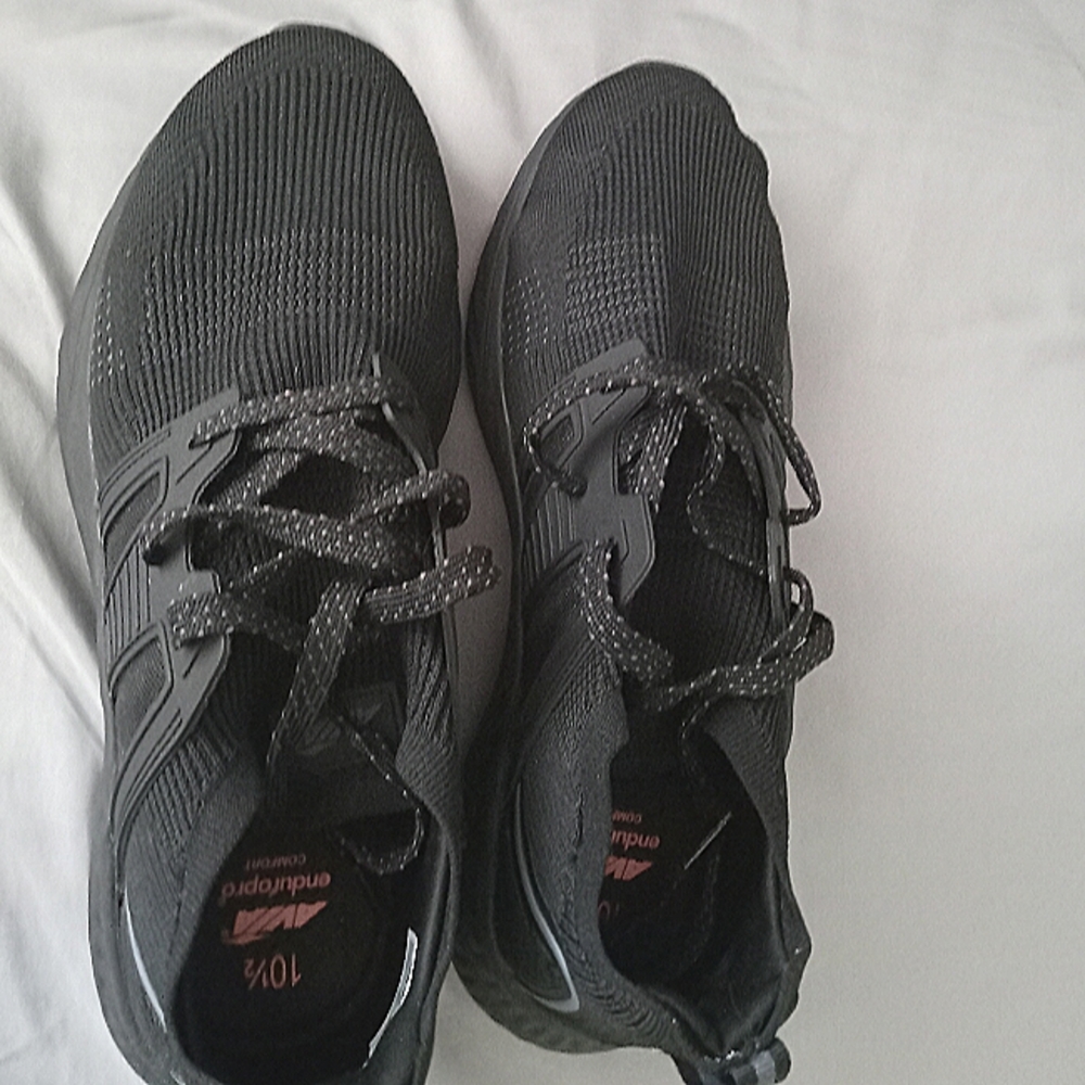 MENS AVIA TENNIS SHOES SIZE:(10.5 WIDE)